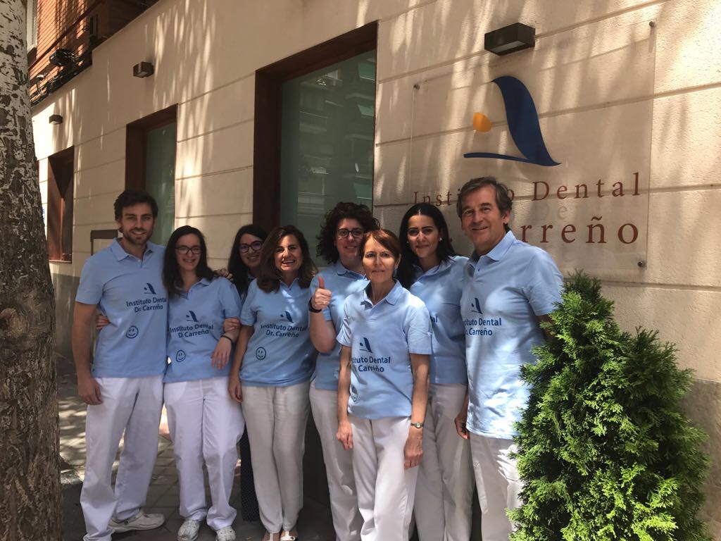 El equipo de dentistas de la clínica dental de Madrid, Instituto Dental Doctor Carreño, que participarán en la carrera solidaria de la Fundación Aladina a favor de los niños con cáncer