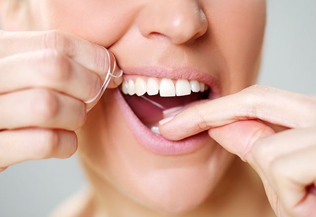 Odontologia preventiva. Higiene dental. Hilo dental. Cepillado dientes. Pautas boca sana. Instituto dental doctor Carreño. Dentista Madrid