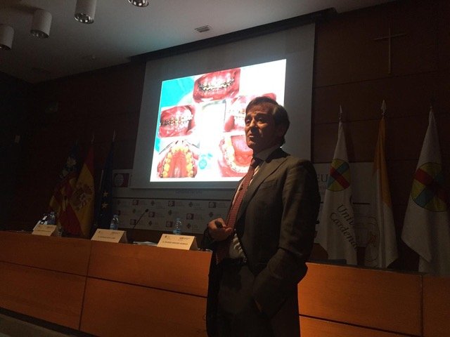 El doctor Carreño impartiendo un curso sobre ortodoncia y cirugía ortognática en la Universidad CEU Cardenal Herrera.