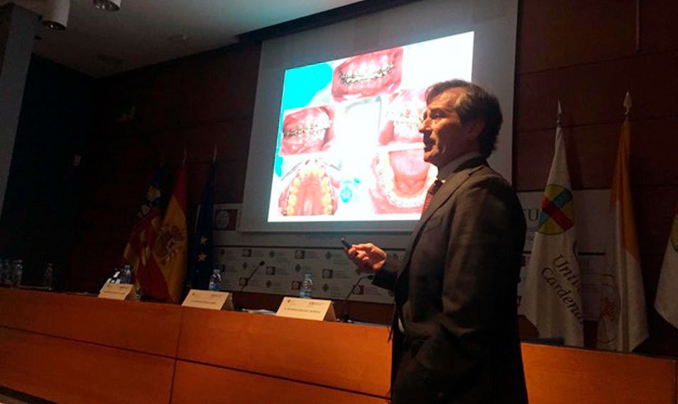 doctor-alberto-carreño-experto-cirugia-ortognatica-ortodoncia-curso-universidad-ceu-valencia